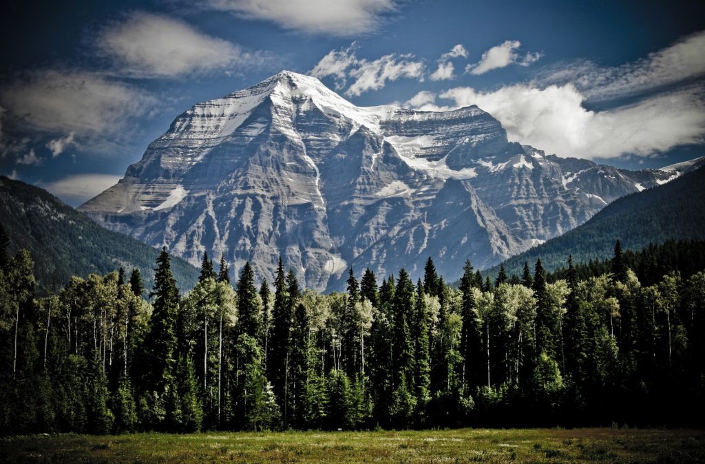 Mount Robson najwyższy szczyt w Kanadzie sięgający 3954 m n.p.m. Nazwa szczytu nadano po Colinie Robertsonie.