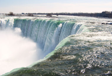Niagara wodospad na rzece Niagara.Wodospad Niagara potężny na 51 m wysokości i 790 m szerokości.