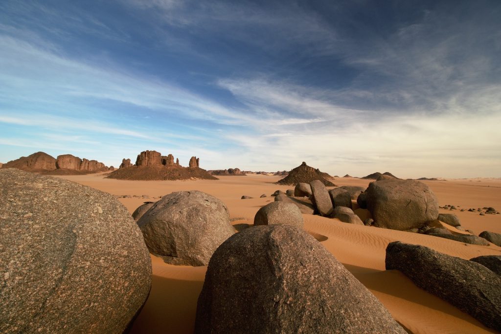 Algieria głazy na pustyni